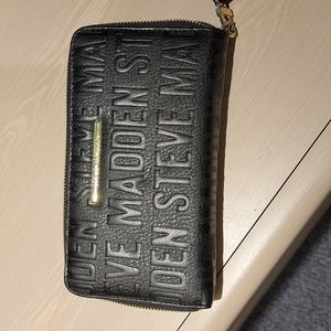 Large wristlet